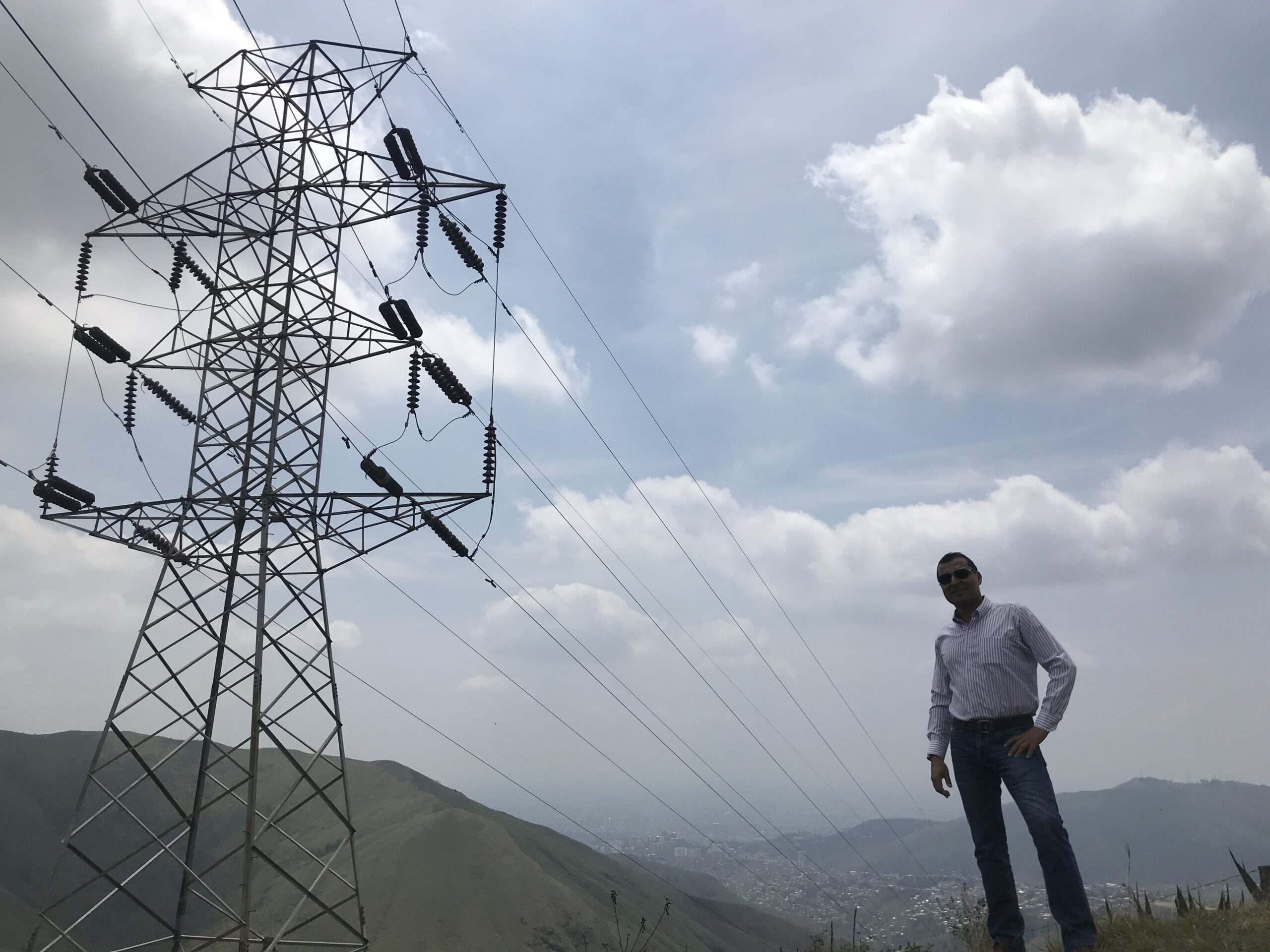 Fernando Valencia en torre eléctrica